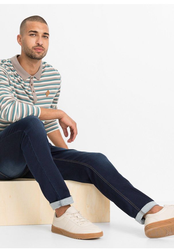 bonprix - Joggery dżinsowe regular fit z wygodną talią, tapered. Kolor: niebieski. Styl: vintage