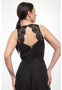 Twinset Milano - Sukienka midi TWINSET. Długość: midi