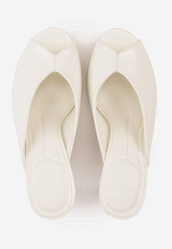 Born2be - Białe Klapki na Szpilce Ozdobione Wyciętą Cholewką Berineli. Okazja: na co dzień. Kolor: biały. Materiał: jeans. Wzór: aplikacja. Obcas: na szpilce. Styl: elegancki, casual