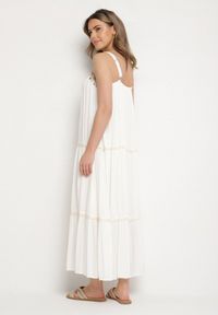 Born2be - Biała Wiskozowa Sukienka o Rozkloszowanym Kroju z Biżuteryjnym Zdobieniem Mevinda. Okazja: na co dzień. Kolor: biały. Materiał: wiskoza. Długość rękawa: na ramiączkach. Wzór: aplikacja. Styl: casual, elegancki #4