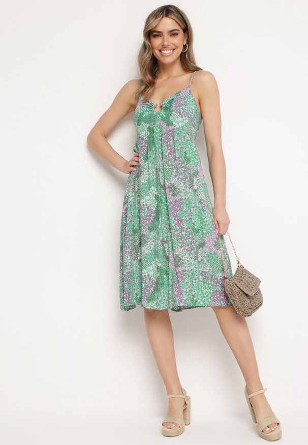 Born2be - Zielona Rozkloszowana Sukienka z Wiskozy na Cienkich Ramiączkach z Gumką z Tyłu Vasina. Okazja: na spacer. Kolor: zielony. Materiał: wiskoza. Długość rękawa: na ramiączkach. Sezon: lato. Styl: elegancki