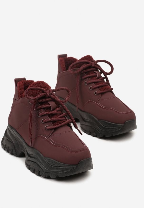 Renee - Bordowe Trapery Sneakersy Vices na Platformie z Tłoczeniem Nirrise. Okazja: na co dzień. Kolor: czerwony. Materiał: dresówka. Obcas: na platformie. Styl: casual