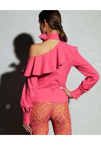BOSKATA - Różowa bluzka z kokardą Caramella. Typ kołnierza: kokarda. Kolor: wielokolorowy, fioletowy, różowy. Materiał: bawełna. Długość: długie
