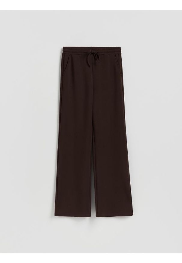 Reserved - Spodnie dresowe long leg - ciemnobrązowy. Kolor: brązowy. Materiał: dresówka