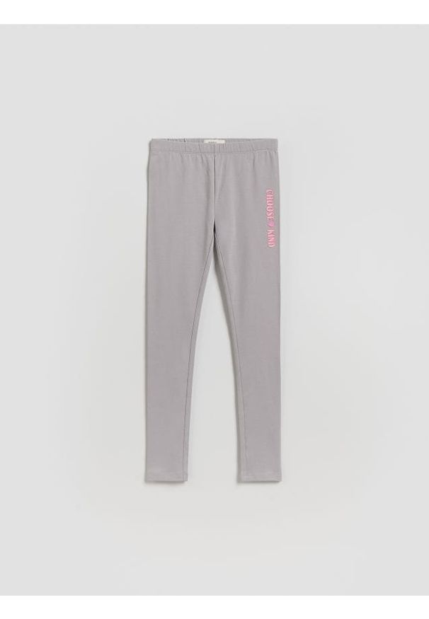 Reserved - Bawełniane legginsy z nadrukiem - jasnoszary. Kolor: szary. Materiał: bawełna. Wzór: nadruk