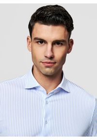 Pako Lorente - PAKO LORENTE - Błękitna koszula w prążek. Typ kołnierza: kołnierzyk włoski. Kolor: niebieski. Materiał: dzianina, poliester, bawełna. Długość rękawa: długi rękaw. Długość: długie. Wzór: prążki #9