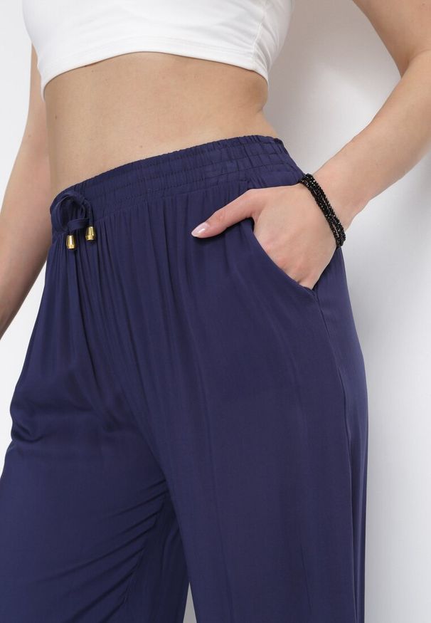 Born2be - Granatowe Gładkie Spodnie z Gumką w Pasie i Szerokimi Nogawkami Alathera. Kolor: niebieski. Wzór: gładki. Sezon: lato
