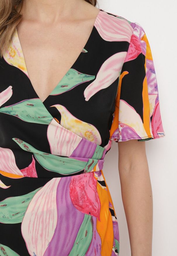 Born2be - Czarno-Różowa Sukienka z Krótkim Rękawem i Kopertowym Dekoltem Efinue. Okazja: na co dzień. Typ kołnierza: dekolt w kształcie V, dekolt kopertowy. Kolor: czarny. Materiał: tkanina. Długość rękawa: krótki rękaw. Sezon: lato. Typ sukienki: kopertowe. Styl: casual, klasyczny