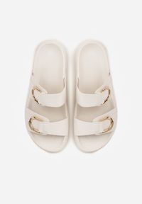 Born2be - Białe Klapki Ozdobione Dwoma Klamrami Sthosaildy. Okazja: na spacer. Kolor: biały. Materiał: satyna. Wzór: aplikacja. Sezon: lato. Styl: elegancki, boho #2