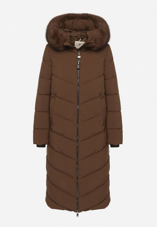 Born2be - Brązowa Długa Kurtka z Pikowanymi Przeszyciami i Kapturem z Futerkiem Galella. Okazja: na co dzień. Kolor: brązowy. Materiał: futro. Długość: długie. Styl: klasyczny, casual, elegancki