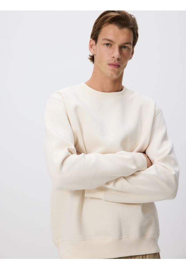 Reserved - Gładka bluza z bawełną - złamana biel. Materiał: bawełna. Wzór: gładki