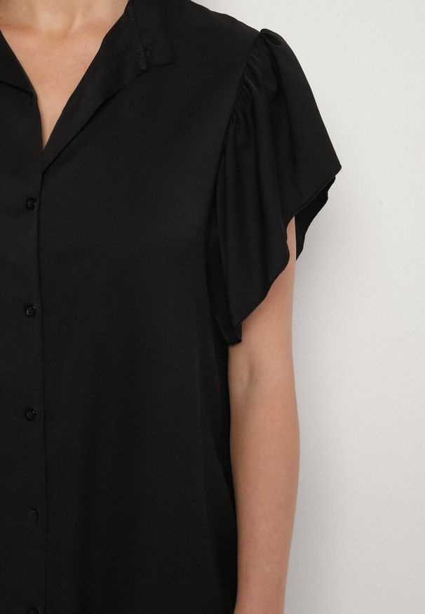 Born2be - Czarna Sukienka Koszulowa z Guzikami i Falbankami Tenalena. Okazja: na co dzień. Typ kołnierza: kołnierz z falbankami. Kolor: czarny. Typ sukienki: koszulowe. Styl: sportowy, casual, elegancki