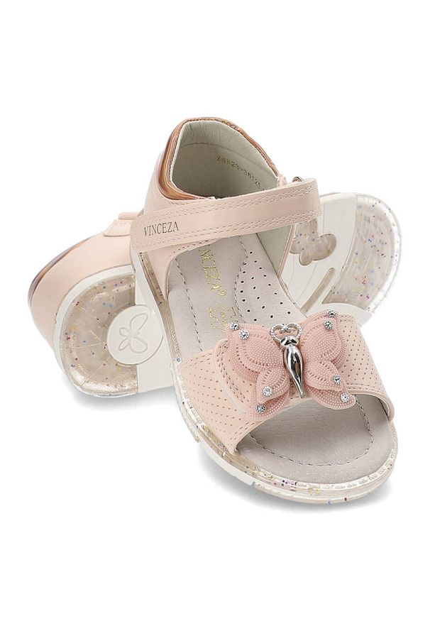 Różowe Sandały Vinceza Wygodne Dziecięce Buty. Okazja: na co dzień, na spacer. Zapięcie: rzepy. Kolor: różowy. Materiał: skóra, skóra ekologiczna. Wzór: aplikacja. Sezon: lato. Styl: casual, elegancki