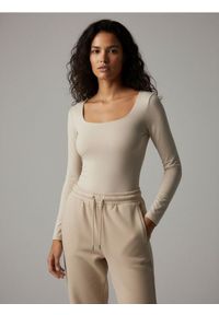 Sinsay - Body z długim rękawem basic - kremowy. Kolor: kremowy. Długość rękawa: długi rękaw. Długość: długie