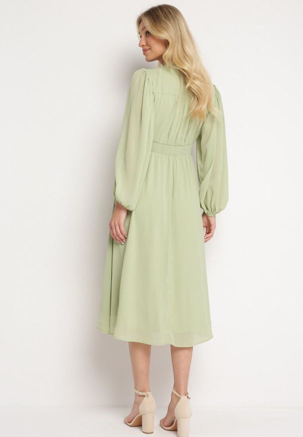 Born2be - Zielona Elegancka Sukienka Midi z Gumkami w Pasie i Ażurowymi Wstawkami Rouxia. Kolor: zielony. Wzór: ażurowy. Styl: elegancki. Długość: midi