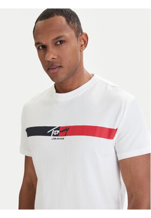 Tommy Jeans T-Shirt DM0DM22539 Biały Regular Fit. Kolor: biały. Materiał: bawełna
