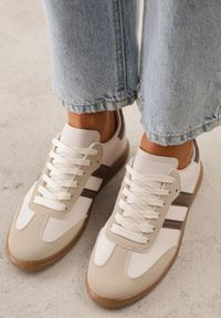 Born2be - Beżowo-Brązowe Sneakersy na Płaskiej Podeszwie z Kontrastowymi Paskami Glaria. Okazja: na co dzień. Zapięcie: pasek. Kolor: beżowy. Materiał: jeans. Wzór: paski. Obcas: na płaskiej podeszwie #5