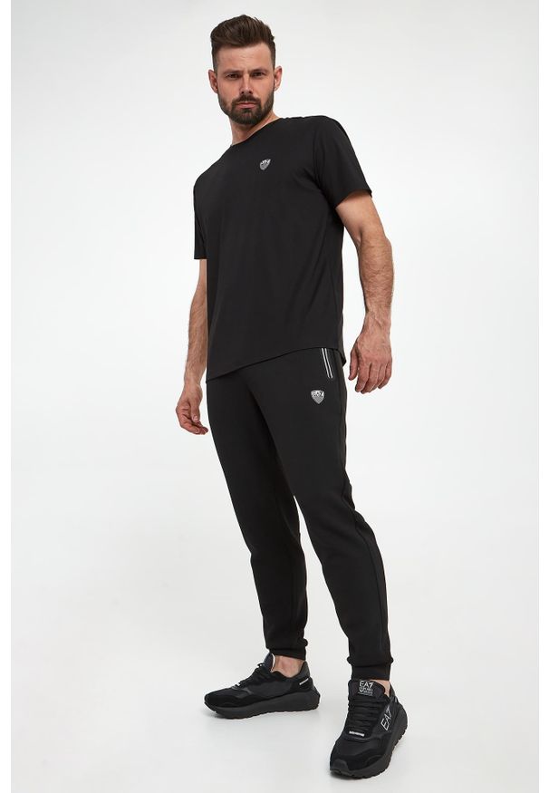 EA7 Emporio Armani - Spodnie dresowe meskie EA7 EMPORIO ARMANI. Materiał: dresówka