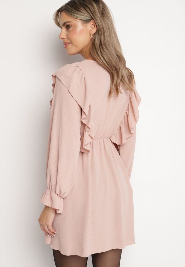 Born2be - Różowa Rozkloszowana Sukienka o Kopertowym Kroju z Falbankami Celonara. Okazja: na imprezę. Typ kołnierza: kołnierz z falbankami. Kolor: różowy. Typ sukienki: kopertowe. Styl: elegancki