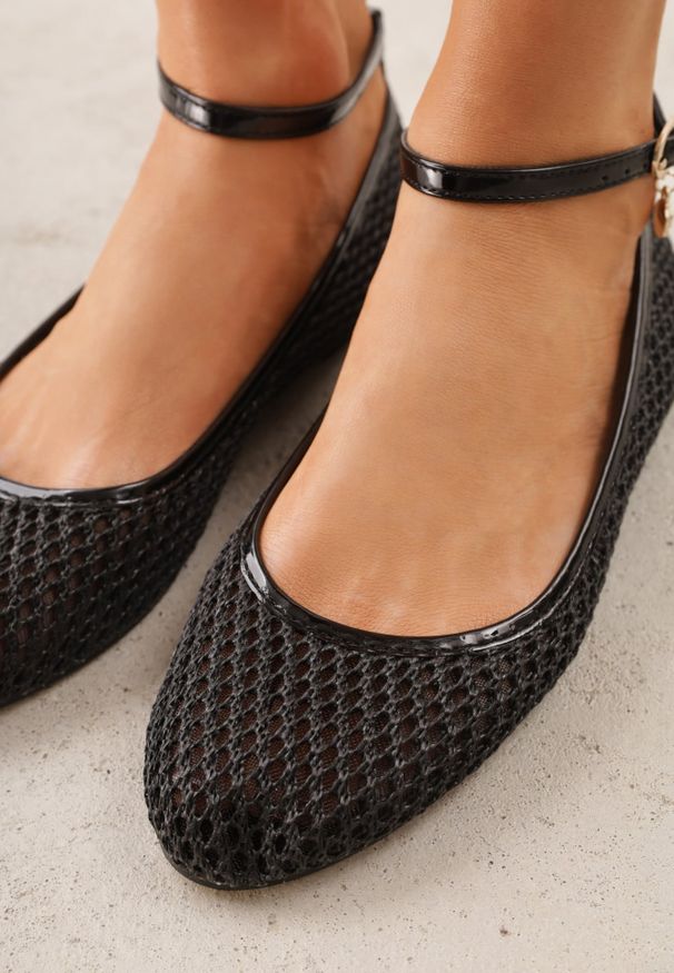 Renee - Czarne Balerinki ze Skórzaną Wkładką i Metaliczną Ozdobą Dorialori. Zapięcie: sprzączka. Kolor: czarny. Materiał: skóra. Wzór: aplikacja. Styl: elegancki