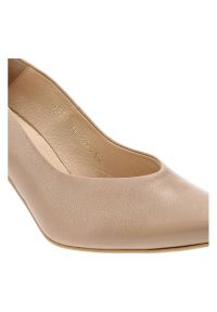 Beżowe Czółenka Clasicco Eleganckie Skórzane Buty. Okazja: na co dzień. Zapięcie: bez zapięcia. Kolor: beżowy. Materiał: skóra. Szerokość cholewki: normalna. Wzór: aplikacja. Obcas: na słupku. Styl: elegancki #4