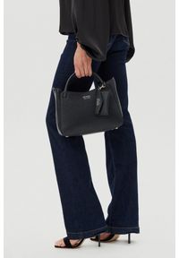Guess - GUESS Сzarna damska klasyczna torebka SML Girlfriend Satchel. Kolor: czarny. Materiał: skórzane. Styl: klasyczny #12