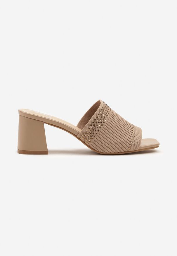 Born2be - Ciemnobeżowe Klapki na Słupku z Elastyczną Cholewką z Tłoczeniami Tevella. Okazja: na co dzień. Kolor: beżowy. Materiał: jeans, materiał. Obcas: na słupku. Styl: elegancki, casual