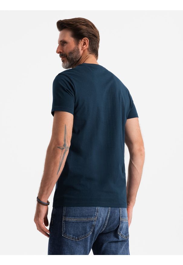 Ombre Clothing - Bawełniana męska koszulka z podwójnym logotypem – granatowa V3 OM-TSPT-0210 - XXL. Okazja: na co dzień. Kolor: niebieski. Materiał: bawełna. Wzór: nadruk, napisy, haft. Styl: klasyczny, casual