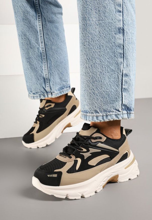Renee - Czarno-Beżowe Sneakersy na Tłoczonej Platformie z Geometrycznymi Wstawkami Asloria. Okazja: na co dzień. Kolor: czarny. Materiał: jeans. Wzór: geometria. Obcas: na platformie
