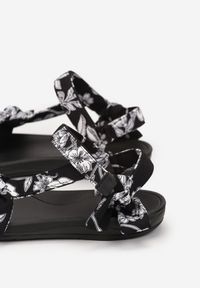 Renee - Czarne Sandały Naeseope. Nosek buta: otwarty. Zapięcie: rzepy. Kolor: czarny. Materiał: materiał. Wzór: nadruk, kwiaty, gładki. Sezon: lato #6