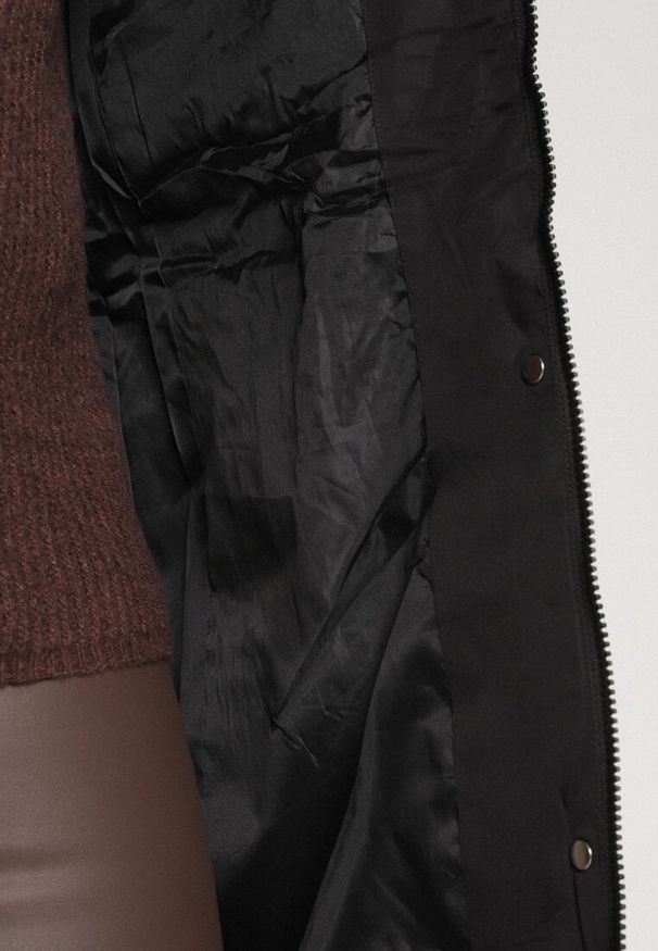 Born2be - Czarna Pikowana Kurtka z Kapturem z Futrem i Wiązanym Paskiem Mevinatia. Okazja: na co dzień. Typ kołnierza: kaptur. Kolekcja: plus size. Kolor: czarny. Materiał: futro. Styl: casual, klasyczny