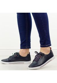 Granatowe skórzane półbuty, tenisówki damskie S.Barski 268R. Kolor: niebieski. Materiał: skóra. Szerokość cholewki: normalna. Sezon: jesień, wiosna, lato. Styl: klasyczny #1