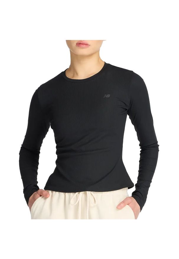 Koszulka damska New Balance WT53133BK - czarna. Kolor: czarny. Materiał: poliester, prążkowany, materiał, lyocell. Długość rękawa: długi rękaw. Długość: długie