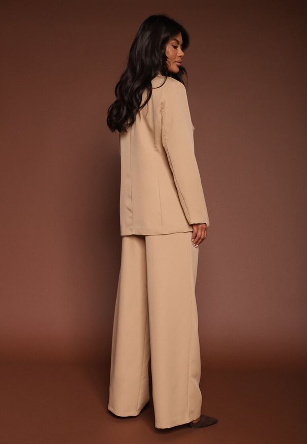 Renee - Jasnobrązowy Garnitur Spodnie i Marynarka z Usztywnionymi Ramionami Sonavienna. Kolor: beżowy