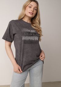 Born2be - Ciemnoszary T-shirt z Bawełny o Kroju Oversize z Napisem Orinvyra. Okazja: na co dzień, do pracy, na spotkanie biznesowe. Kolor: szary. Materiał: bawełna. Wzór: napisy. Styl: casual, biznesowy, elegancki #1