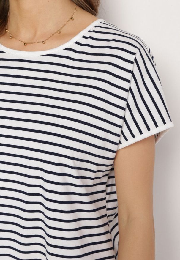 Born2be - Biało-Granatowa Sukienka Bawełniana w Paski z Dekoltem na Plecach Ozdobionym Paskami Palupia. Okazja: na co dzień. Kolor: biały. Materiał: bawełna. Wzór: aplikacja, paski. Sezon: lato. Styl: casual, elegancki, klasyczny