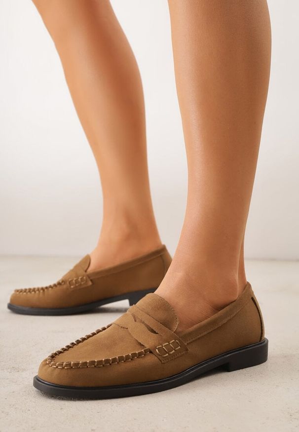 Renee - Jasnobrązowe Mokasyny VICES z Wkładką ze Skóry Naturalnej i Przeszyciami Astanie. Kolor: beżowy. Materiał: skóra. Sezon: wiosna. Styl: elegancki