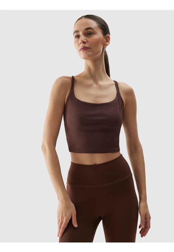 4f - Crop top do jogi z materiału z recyklingu damski - brązowy. Typ kołnierza: dekolt w karo. Kolor: brązowy. Materiał: materiał. Długość rękawa: na ramiączkach. Wzór: ze splotem, gładki, jednolity. Sport: joga i pilates