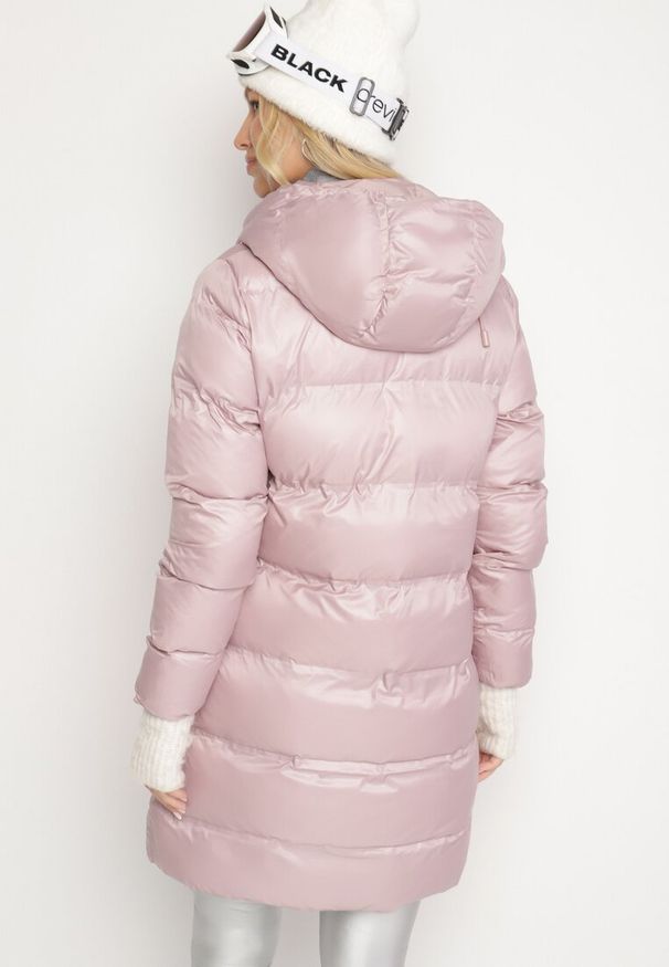 Born2be - Różowa Pikowana Kurtka o Długim Kroju z Kapturem Kieszeniami i Dwustronnym Suwakiem Sanarose. Okazja: na co dzień, na spacer. Typ kołnierza: kaptur. Kolor: różowy. Materiał: dzianina, jeans. Długość: długie. Wzór: aplikacja. Styl: casual, elegancki