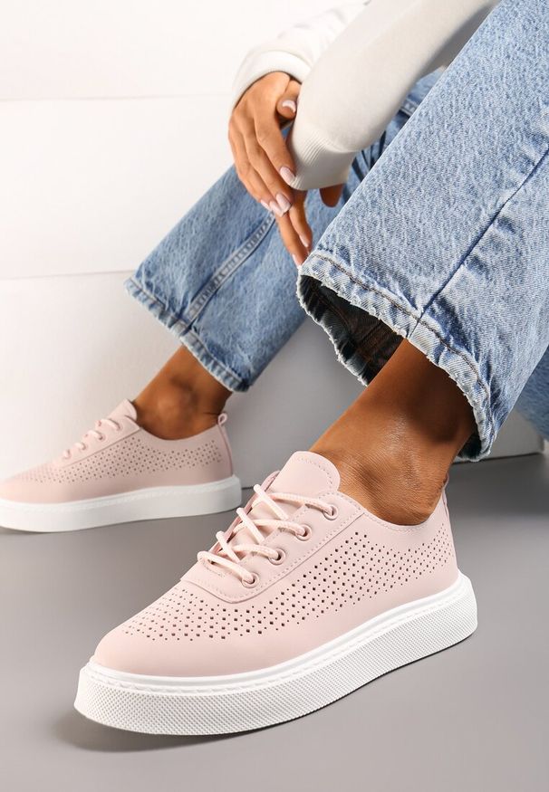Born2be - Różowe Sneakersy Ażurowe z Cholewką przed Kostkę Meepla. Nosek buta: okrągły. Zapięcie: sznurówki. Kolor: różowy. Szerokość cholewki: normalna. Wzór: ażurowy. Wysokość cholewki: przed kostkę. Materiał: materiał. Obcas: na obcasie. Wysokość obcasa: niski
