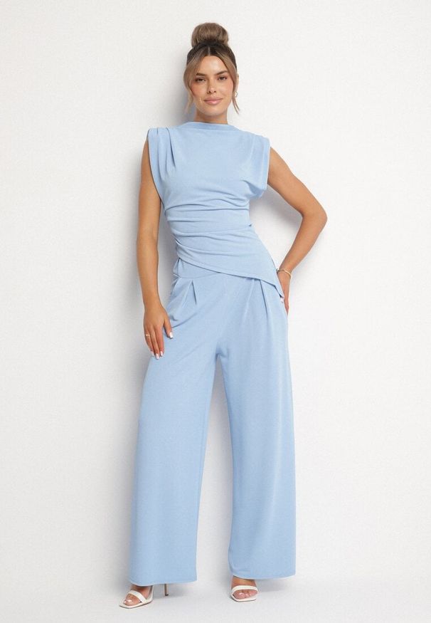Born2be - Jasnoniebieski Komplet Bluzka z Zaznaczonymi Ramionami i Spodnie Szerokie na Gumce Divaires. Kolor: niebieski