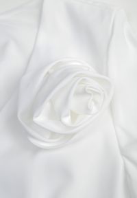 Renee - Biała Zwiewna Sukienka Wieczorowa VICES z Aplikacją 3D w Kształcie Kwiatu Themira. Typ kołnierza: dekolt w kształcie V. Kolor: biały. Wzór: aplikacja, kwiaty. Styl: wizytowy #3