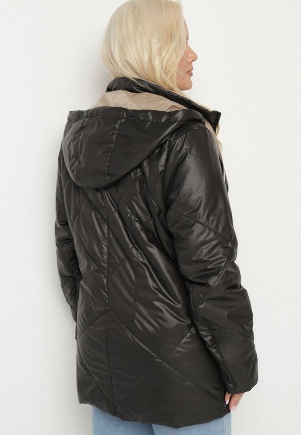 Born2be - Czarna Kurtka z Odpinanym Kapturem i Ozdobnym Pikowaniem Xalseli. Okazja: na co dzień, na spacer. Kolekcja: plus size. Kolor: czarny. Materiał: jeans. Styl: klasyczny, casual, elegancki