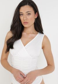 Born2be - Białe Body Ozdobione Marszczeniem Pasaxise. Okazja: na co dzień. Kolor: biały. Długość rękawa: bez rękawów. Wzór: aplikacja. Styl: casual, elegancki #2