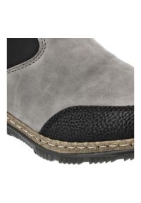 Szare Botki Rieker Wsuwane Obuwie Damskie. Okazja: na co dzień. Zapięcie: bez zapięcia. Kolor: szary. Materiał: jeans, materiał. Styl: casual, sportowy, elegancki #7