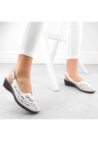Skórzane komfortowe sandały damskie pełne ażurowe białe T.Sokolski L24-27. Kolor: biały. Materiał: skóra. Wzór: ażurowy #6