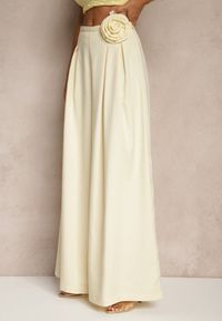Renee - Żółte Spodnie o Szerokim Kroju High Waist z Kwiatem 3D Firalisse. Okazja: na co dzień. Stan: podwyższony. Kolor: żółty. Wzór: kwiaty. Styl: klasyczny, elegancki, casual #3