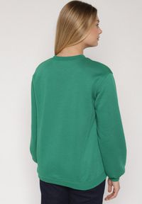 Born2be - Zielona Bluza z Bawełną Ozdobiona Przeszyciami Fezoria. Okazja: na co dzień. Kolor: zielony. Materiał: bawełna. Wzór: aplikacja. Styl: casual, klasyczny #5