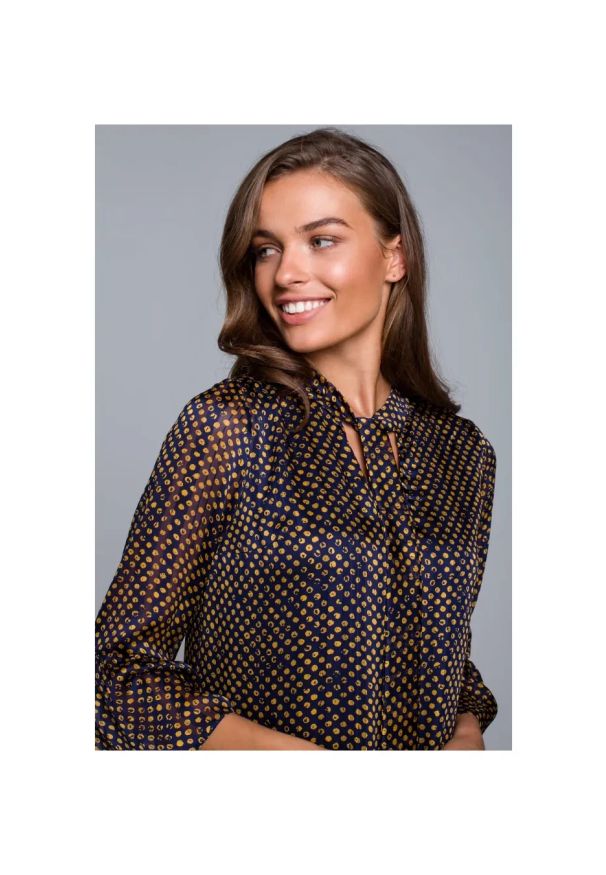 Stylove - Sukienka rozkloszowana szyfonowa w groszki dekolt V granat. Okazja: na randkę. Kolor: niebieski. Materiał: szyfon. Wzór: grochy. Typ sukienki: oversize. Styl: wizytowy