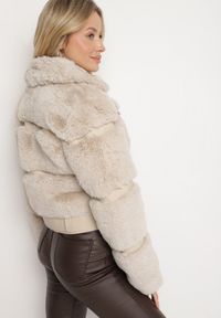 Born2be - Beżowa Futrzana Kurtka z Ozdobnym Paskiem Sirunis. Kolor: beżowy. Materiał: futro. Wzór: aplikacja #6